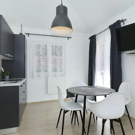 Candela, No 3 Apartment